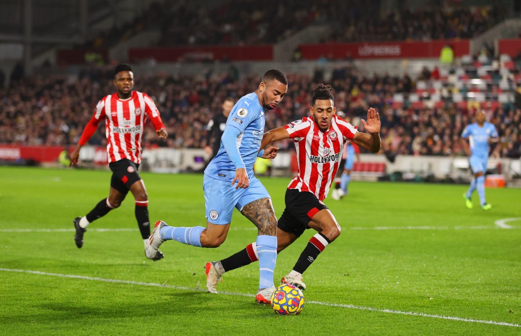 BRENTFORD, ENGLAND: Gabriel Jesus of Manchester City is challenged by Dominic Thompson of Brentford during the Premier League match between Brentford and Manchester City at Brentford Community Stadium on December 29, 2021. (Photo by Catherine Ivill/Getty Images)