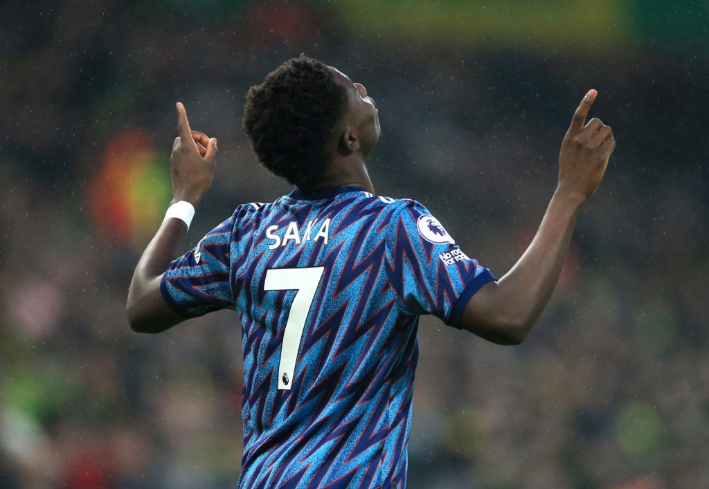 NORWICH, ENGLAND - DECEMBER 26: Bukayo Saka of Arsenal celebrates after scoring their team's first goal during the Premier League match between Norwich City and Arsenal at Carrow Road on December 26, 2021 in Norwich, England. (Photo by Stephen Pond/Getty Images)