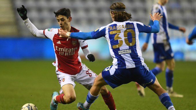 Charlie Patino playing for the Arsenal u21s (Photo via Arsenal Academy on Twitter)