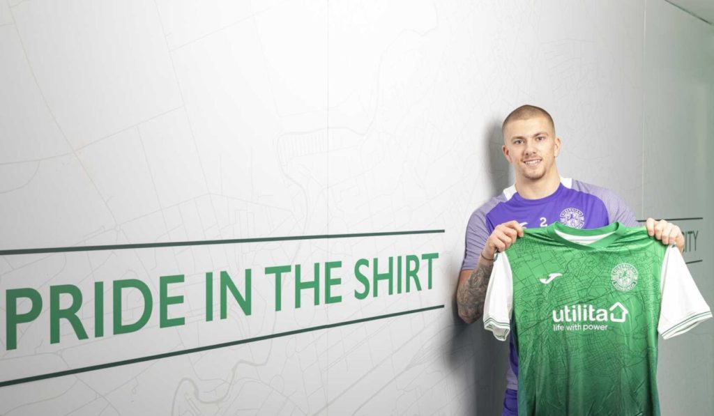Arsenal 21yo finally back in training 3 Harry Clarke signing for Hibernian FC (Photo via HibernianFC.co.uk)