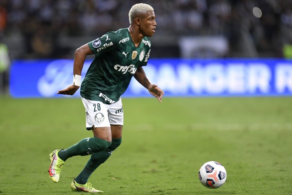 BELO HORIZONTE, BRAZIL - SEPTEMBER 28: Danilo dos Santos of Palmeiras controls the ball during a semi final second leg match between Atletico Mineiro and Palmeiras as part of Copa CONMEBOL Libertadores 2021 at Mineirao Stadium on September 28, 2021 in Belo Horizonte, Brazil. (Photo by Douglas Magno - Pool/Getty Images)