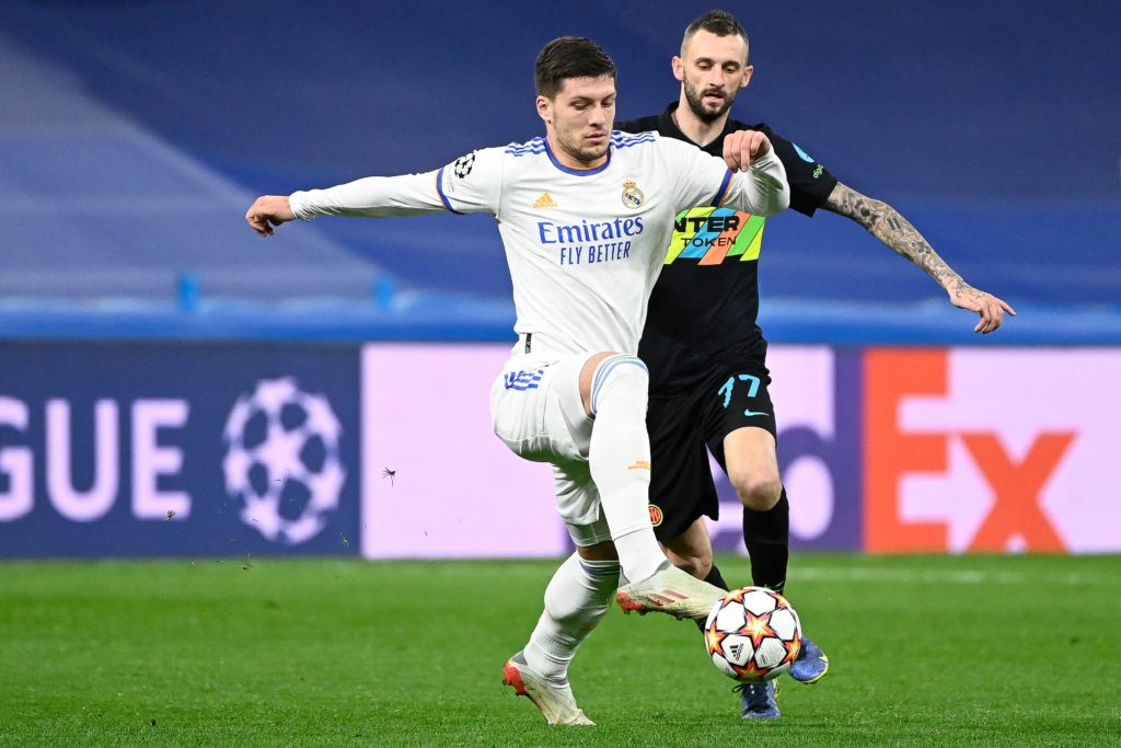 Arsenal linked with 3 Vlahovic alternatives as 1 ruled out 2 Real Madrid's Serbian forward Luka Jovic (L) fights for the ball with Inter Milan's Croatian midfielder Marcelo Brozovic during the UEFA Champions League first-round group D football match between Real Madrid and Inter Milan at the Santiago Bernabeu stadium in Madrid on December 7, 2021. (Photo by PIERRE-PHILIPPE MARCOU/AFP via Getty Images)