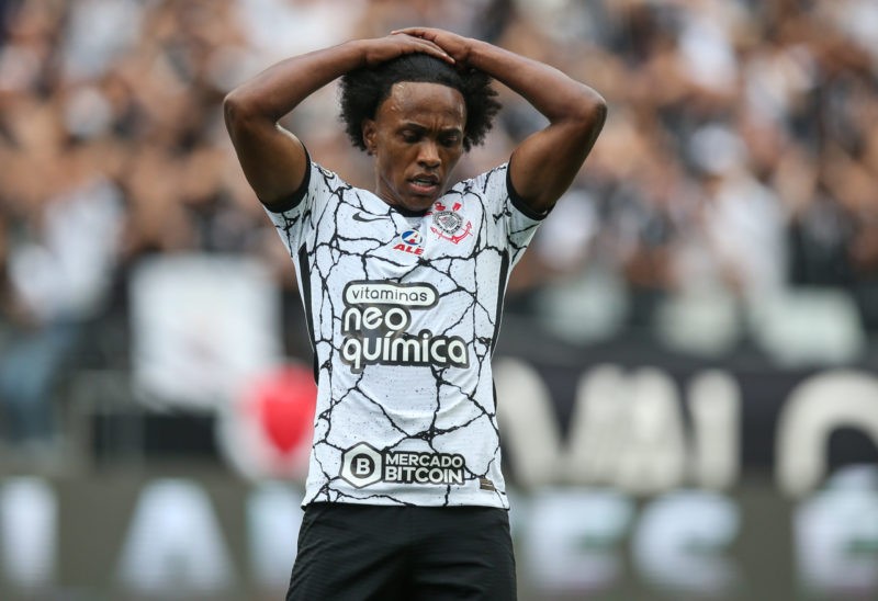 Arsenal flop left without a club 3 SAO PAULO, BRAZIL - DECEMBER 05: Willian of Corinthians reacts during a match between Corinthians and Gremio as part of Brasileirao Series A 2021 at Neo Quimica Arena on December 05, 2021 in Sao Paulo, Brazil. (Photo by Alexandre Schneider/Getty Images)