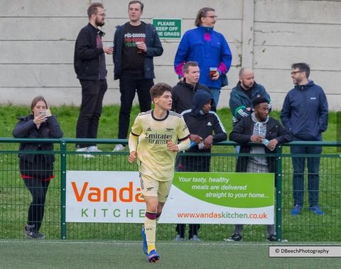 Arsenal confirm first contract for Elian Quesada-Thorn 4 Elian Quesada-Thorn playing for the Arsenal u18s (Photo via Quesada-Thorn on Instagram)
