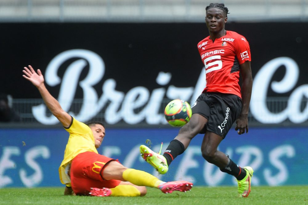 Rennes' French midfielder Lesley Ugochukwu (R) fights for the ball with Lens' French forward Florian Sotoca (L) during the French L1 football match...