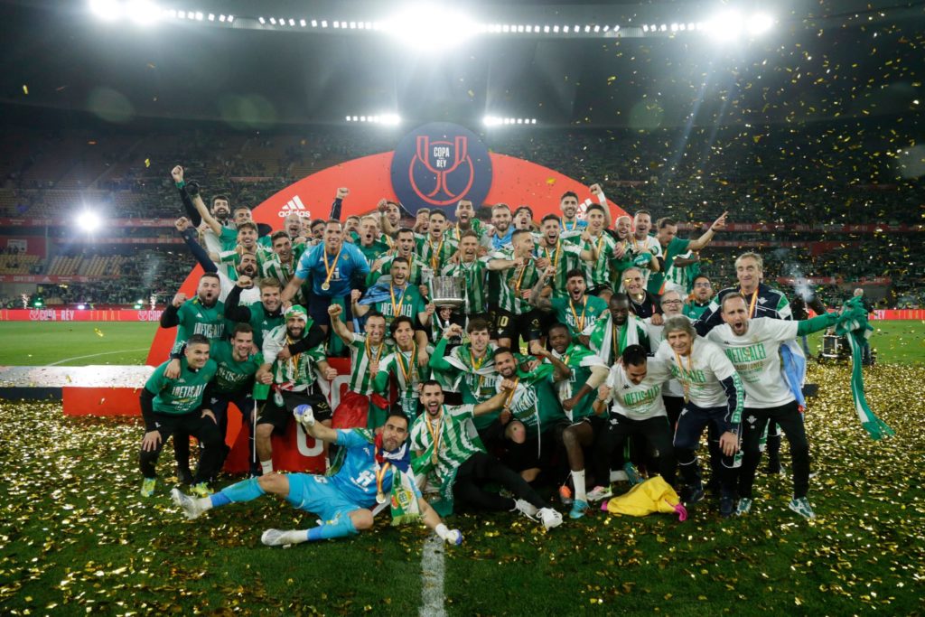 Arsenal loanee wins major trophy & provides cup-final assist 3 Hector Bellerin celebrating winning the Copa del Rey with Real Betis (Photo via Bellerin on Twitter)
