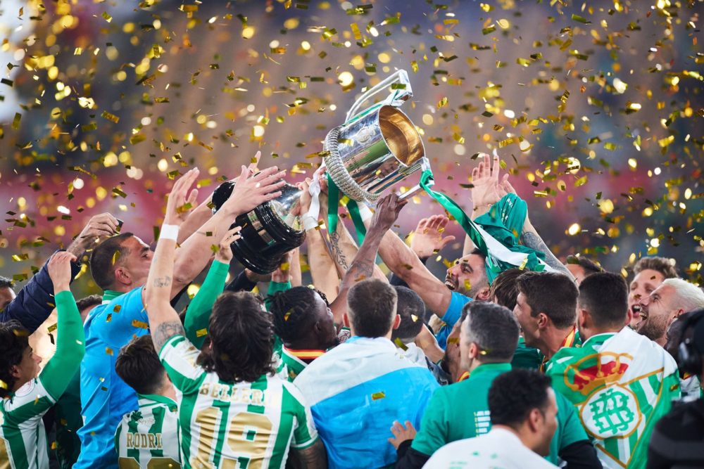 Hector Bellerin celebrating winning the Copa del Rey with Real Betis (Photo via Bellerin on Twitter)
