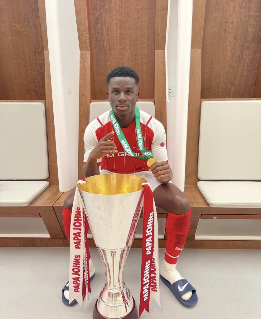 Arsenal right-back on crutches as manager admits "It doesn't look good" 3 Jordi Osei-Tutu with the EFL Trophy (Photo via Osei-Tutu on Instagram)