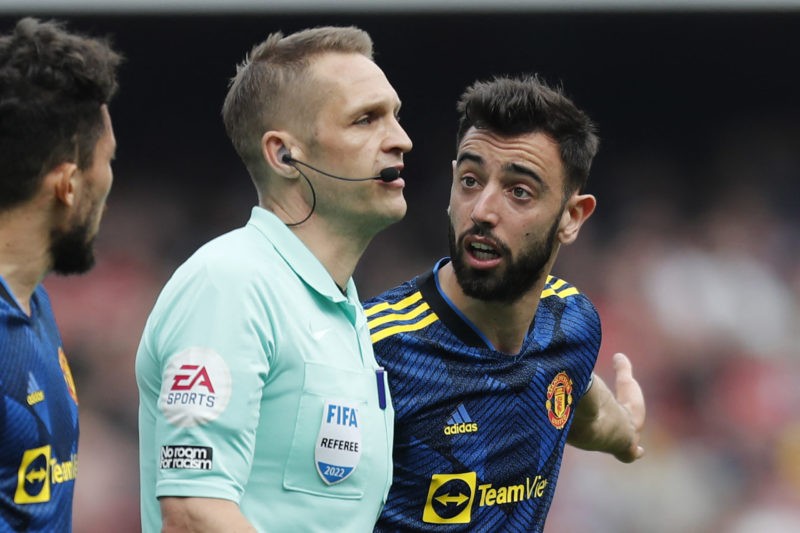 Manchester United's Portuguese midfielder Bruno Fernandes (R) appeals to English referee Craig Pawson (C) after he grants Arsenal a penalty during ...