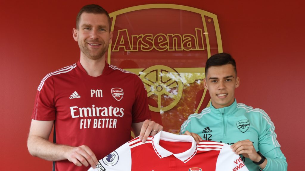 Catalin Cirjan (R) with Per Mertesacker after signing his new contract (Photo via Arsenal Academy on Twitter)