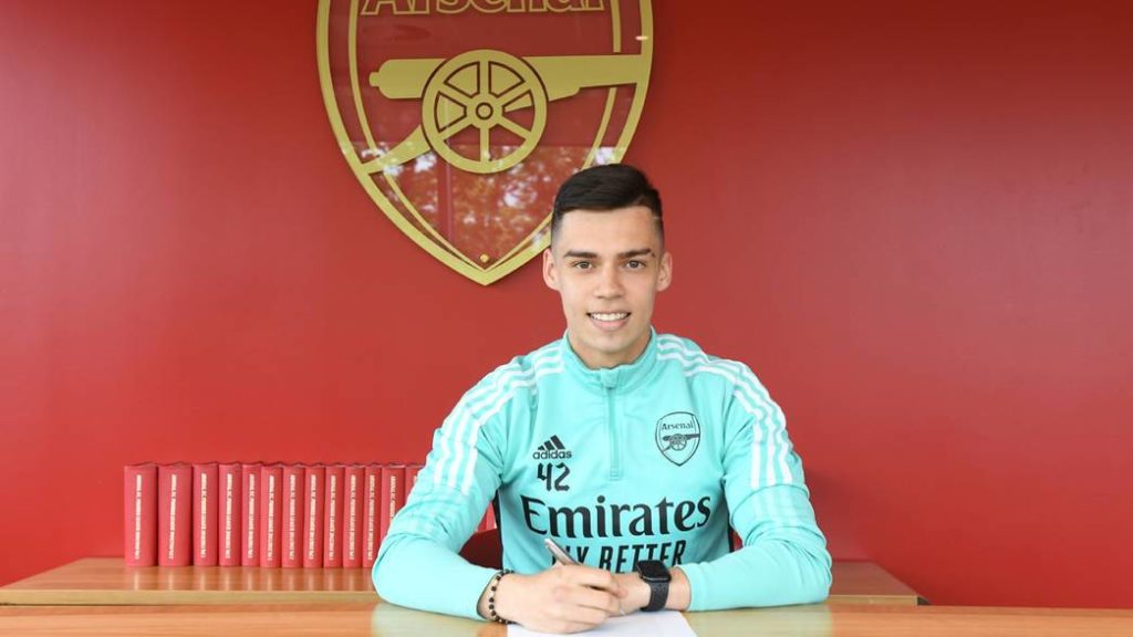 Catalin Cirjan signing his new contract with Arsenal (Photo via Arsenal Academy on Twitter)