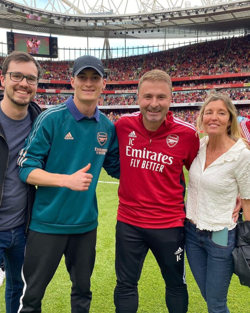 Iñaki Caña (2R) at the Emirates Stadium (Photo via Caña on Instagram)
