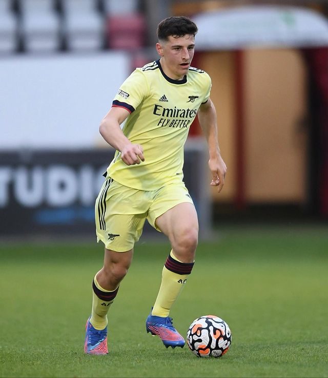 Maldini Kacurri with Arsenal (Photo via Kacurri on Instagram)