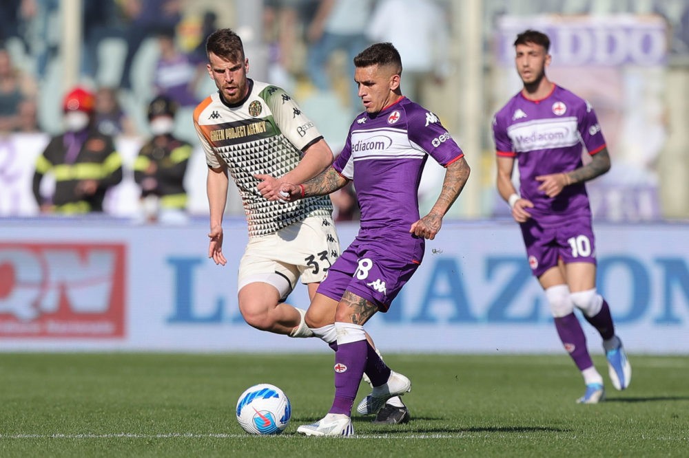 FLORENCE, ITALY: Lucas Sebastián Torreira Di Pascua of ACF Fiorentina in action during the Serie A match between ACF Fiorentina and Venezia FC at S...