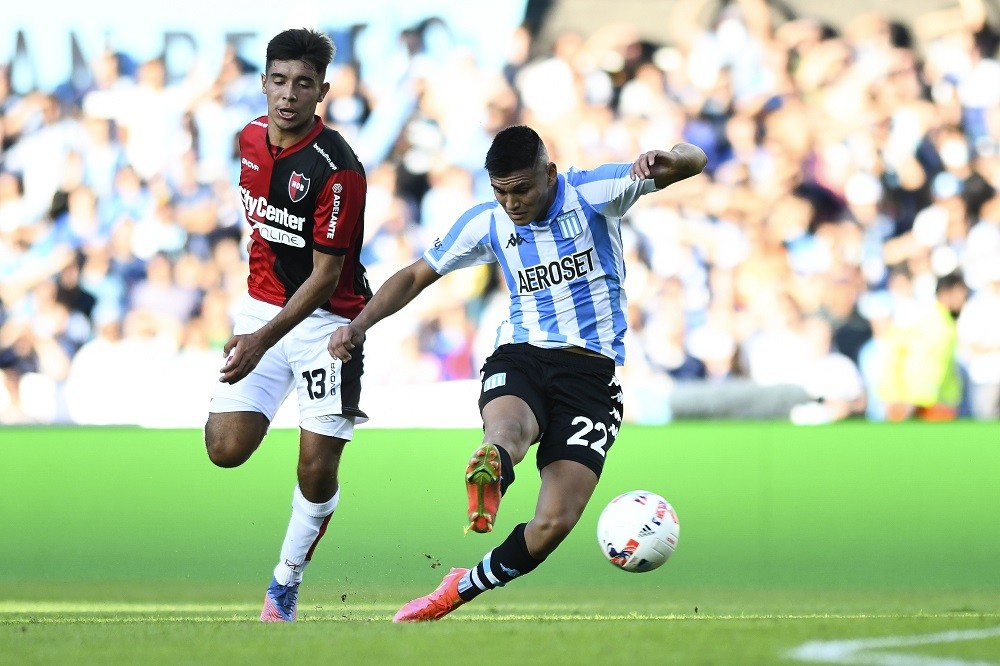 AVELLANEDA, ARGENTINA: Carlos Alcaraz of Racing Club shoots on target against Juan Sforza of Newell´s Old Boys during a match between Racing Club a...