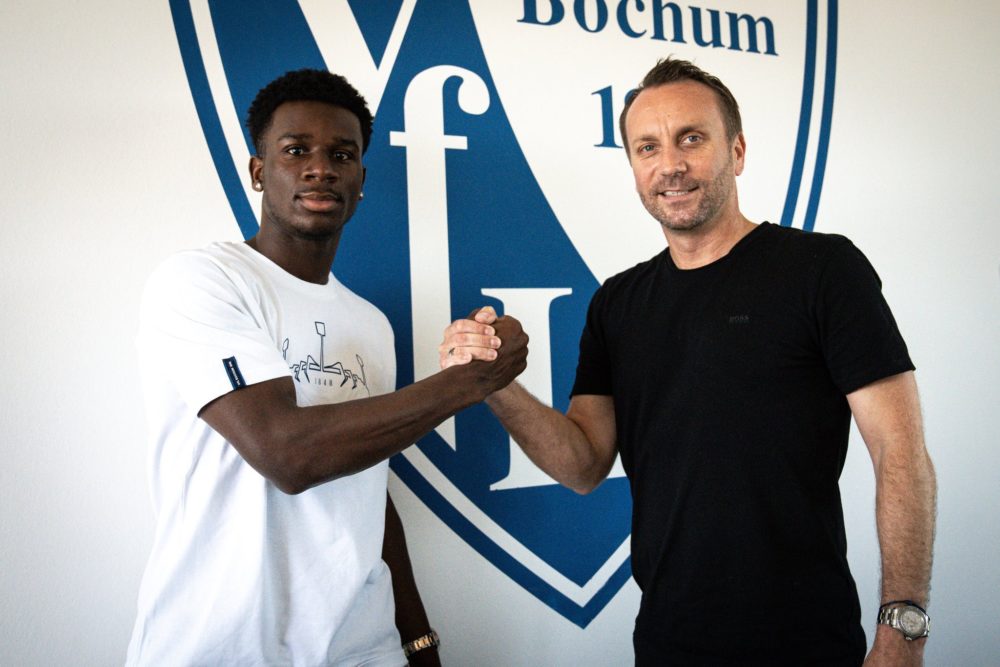 Jordi Osei-Tutu after signing for VfL Bochum (Photo via Bochum on Twitter)