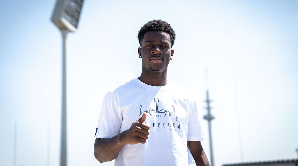 Jordi Osei-Tutu after signing for VfL Bochum (Photo via vfl-bochum.de)