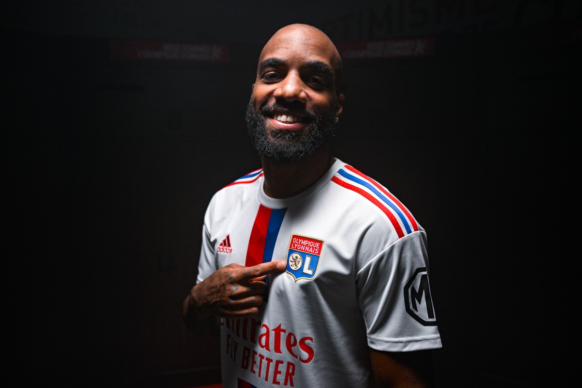 Alexandre Lacazette announcement photo for Lyon transfer (Photo via ol.fr)