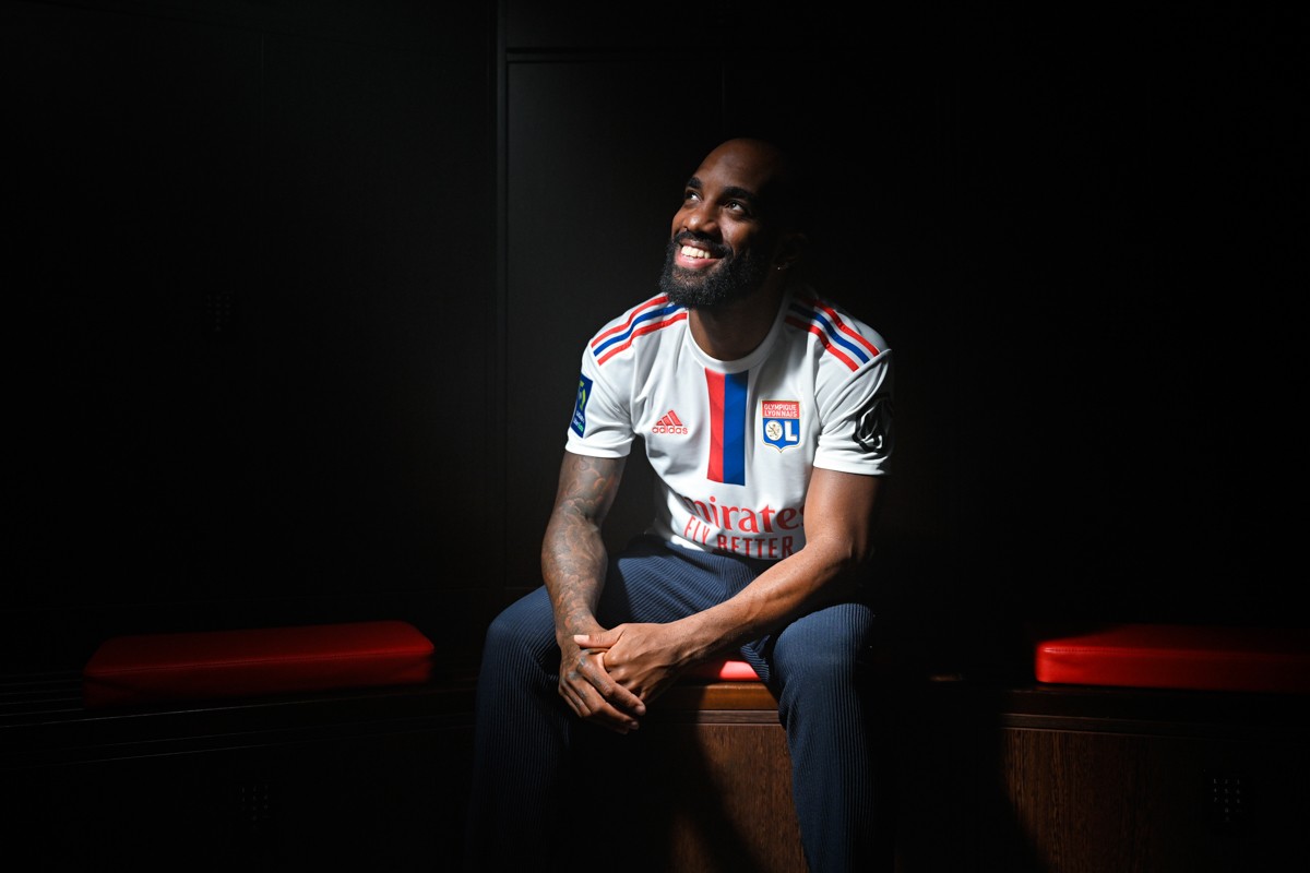 Alexandre Lacazette announcement photo for Lyon transfer (Photo via ol.fr)