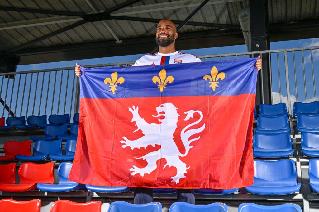 Alexandre Lacazette announcement photo for Lyon transfer (Photo via ol.fr)