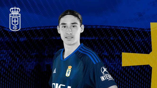 Marcelo Flores' signing picture with Real Oviedo (Photo via RealOviedo.es)