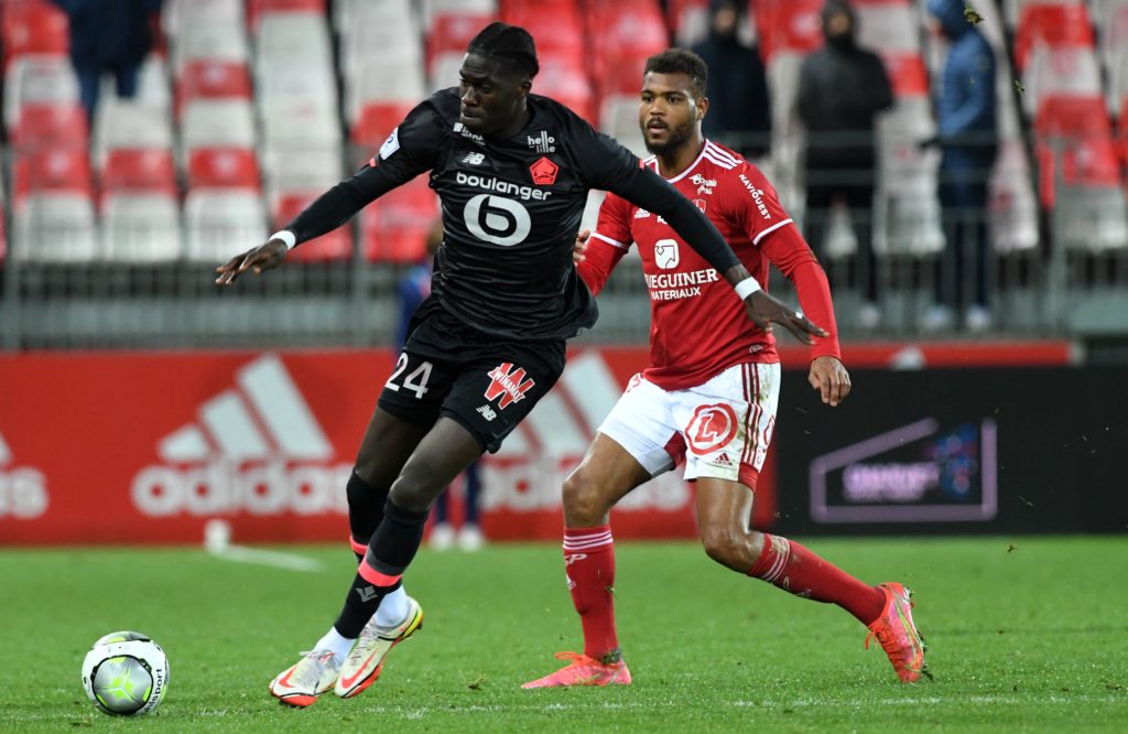 Arsenal contact agent of 20yo long-term target 2 Brest's Beninese forward Steve Mounie (R) fights for the ball with Lille's Belgian midfielder Amadou Onana during the French L1 football match between Brest and Lille at the Francis Le Ble stadium in Brest, western France on January 22, 2022. (Photo by FRED TANNEAU/AFP via Getty Images)