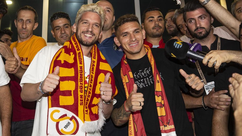 Dries Mertens and Lucas Torreira arriving in Istanbul (Photo via WestObserver.com)