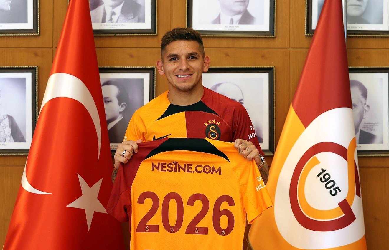Lucas Torreira signing for Galatasaray (Photo via Torreira on Twitter)