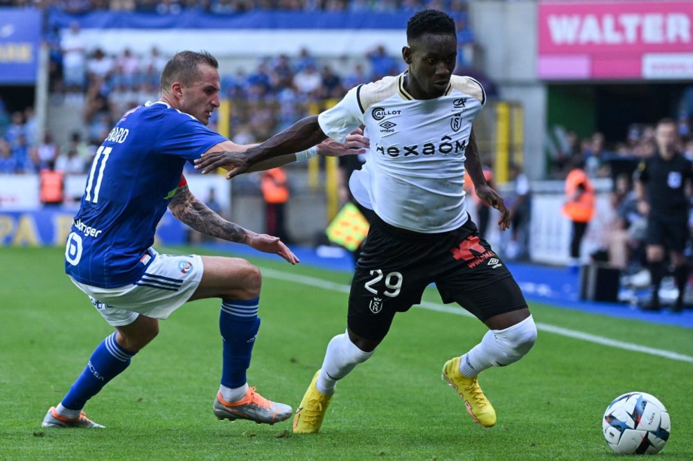 Reims' English forward Folarin Balogun (R) runs after the ball next to Strasbourg's French midfielder Dimitri Lienard (L) during the French L1 foot...