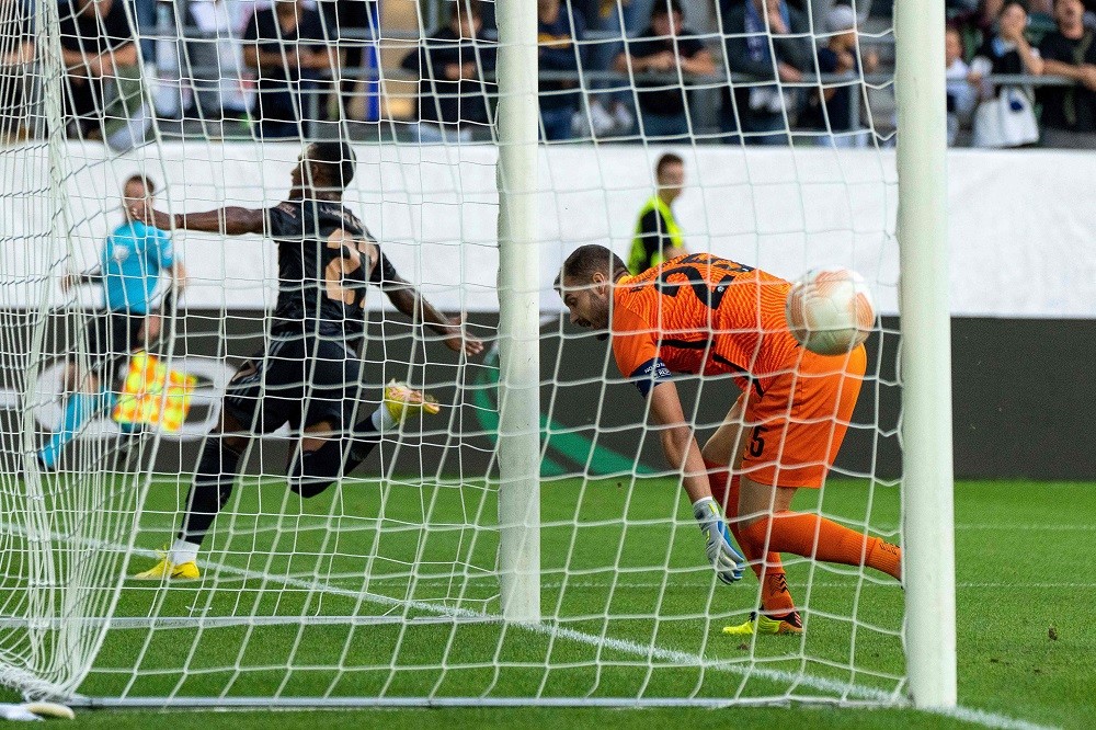 Arsenal vs PSV Eindhoven postponed 3 Zurich goalkeeper Yanick Brecher (R) reacts as he concedes a goal to Arsenal's Marquinhos (L) during the UEFA Europa League Group A first leg football match between FC Zurich and Arsenal FC at Kybun Park stadium in St Gallen on September 8, 2022. (Photo by URS BUCHER/AFP via Getty Images)