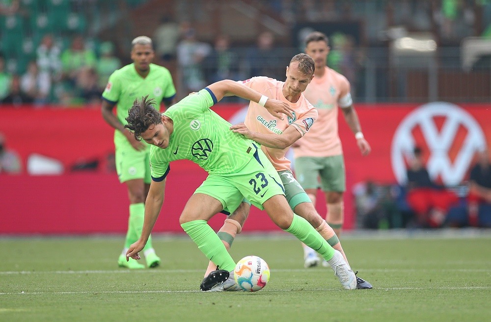 Bundesliga striker admits Arsenal are his dream move 2 WOLFSBURG, GERMANY: (L-R) Jonas Wind of VfL Wolfsburg is challenged by Christian Gross of Werder Bremen during the Bundesliga match between VfL Wolfsburg and SV Werder Bremen at Volkswagen Arena on August 06, 2022. (Photo by Cathrin Mueller/Getty Images)