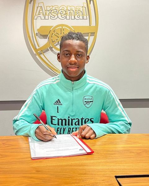 Imminent Arsenal youth transfer to Leicester still waiting on contract signing 4 Bless Akolbire signing his scholarship deal with Arsenal (Photo via Akolbire on Instagram)