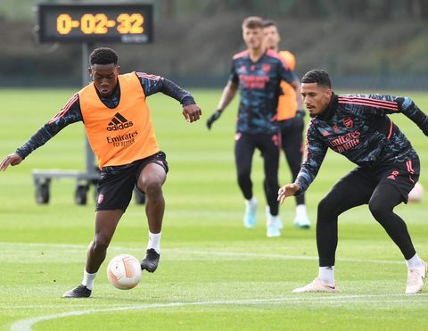 Arsenal include 5 youth players in final training before PSV 2 Khayon Edwards (L) in first-team training competing with William Saliba (Photo via Edwards on Instagram)