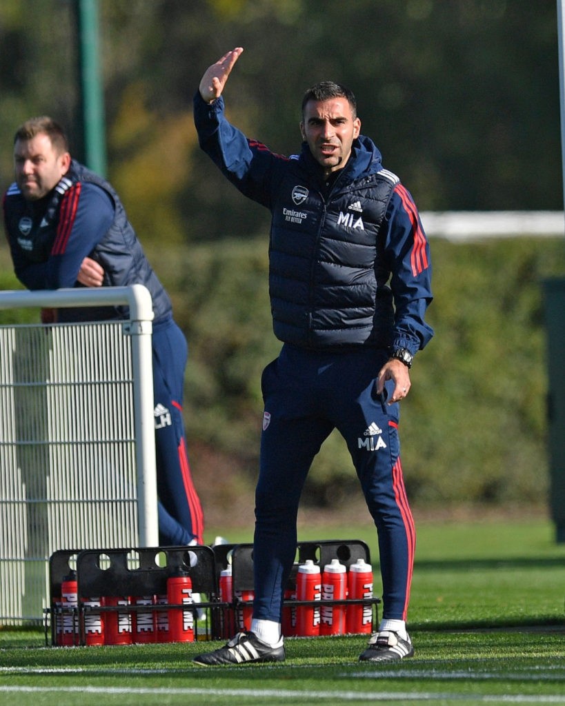 Mehmet Ali coaching the Arsenal u21s (Photo via Arsenal Academy on Twitter)