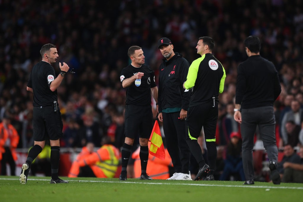 Jurgen Klopp criticises Anfield support ahead of Arsenal clash 3 LONDON, ENGLAND - OCTOBER 09: Referee Michael Oliver speaks to Juergen Klopp, Manager of Liverpool during the Premier League match between Arsenal FC and Liverpool FC at Emirates Stadium on October 09, 2022 in London, England. (Photo by Shaun Botterill/Getty Images)