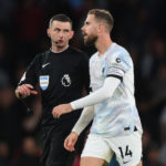 LONDON, ENGLAND - OCTOBER 09: Jordan Henderson of Liverpool speaks to Referee Michael Oliver during the Premier League match between Arsenal FC and Liverpool FC at Emirates Stadium on October 09, 2022 in London, England. (Photo by Shaun Botterill/Getty Images)