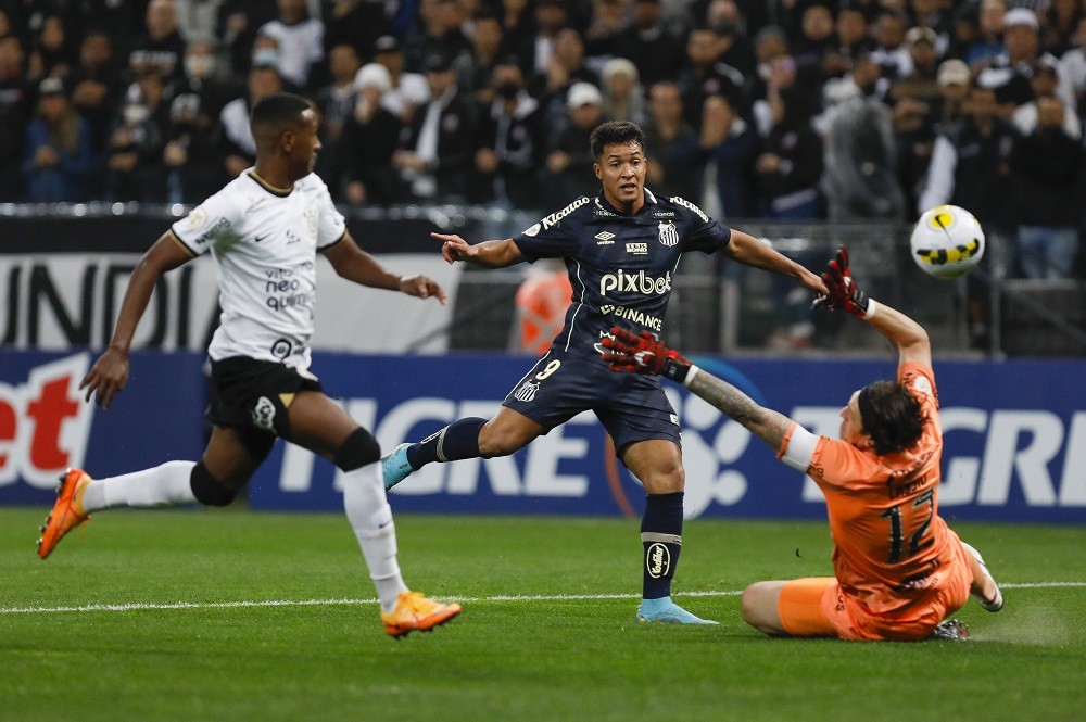 19-goal Brazilian teenager dreams of England as Arsenal watch on 3 SAO PAULO, BRAZIL: Marcos Leonardo of Santos makes an attempt on target during the match between Corinthians and Santos as part of Brasileirao Series A 2022 at Neo Quimica Arena on June 25, 2022. (Photo by Ricardo Moreira/Getty Images)