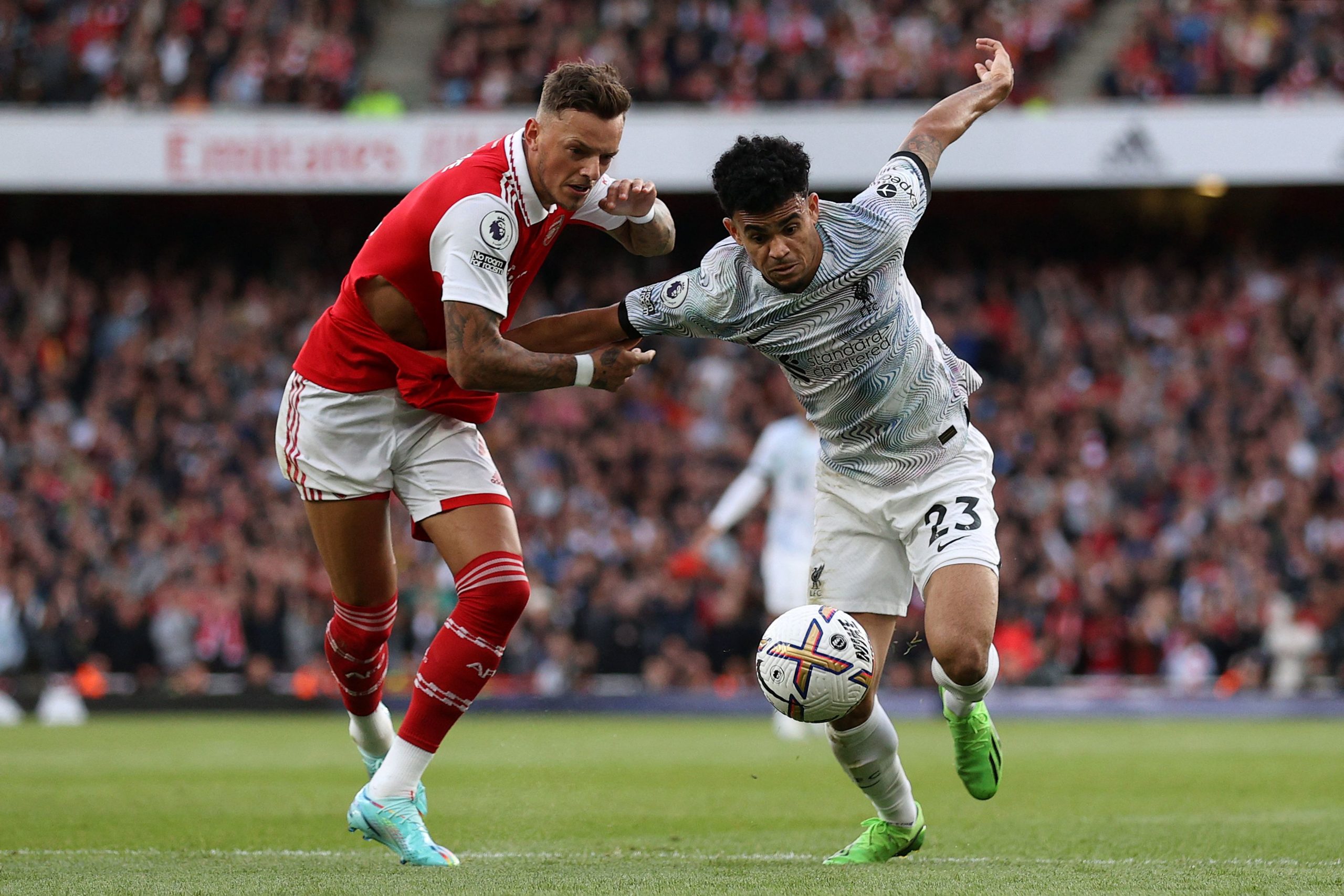 Arsenal's English defender Ben White (L) vies with Liverpool's Colombian midfielder Luis Diaz during the English Premier League football match betw...