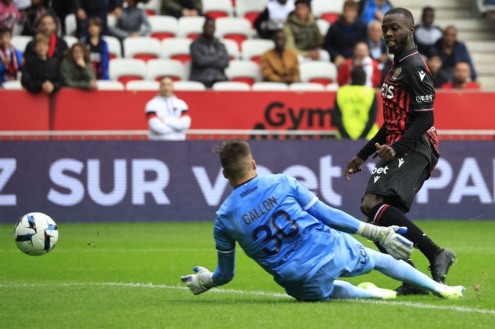 Nice's Ivorian forward Nicolas Pepe (R) scores his team's second goal during the French L1 football match between OGC Nice and ES Troyes AC (ESTAC)...