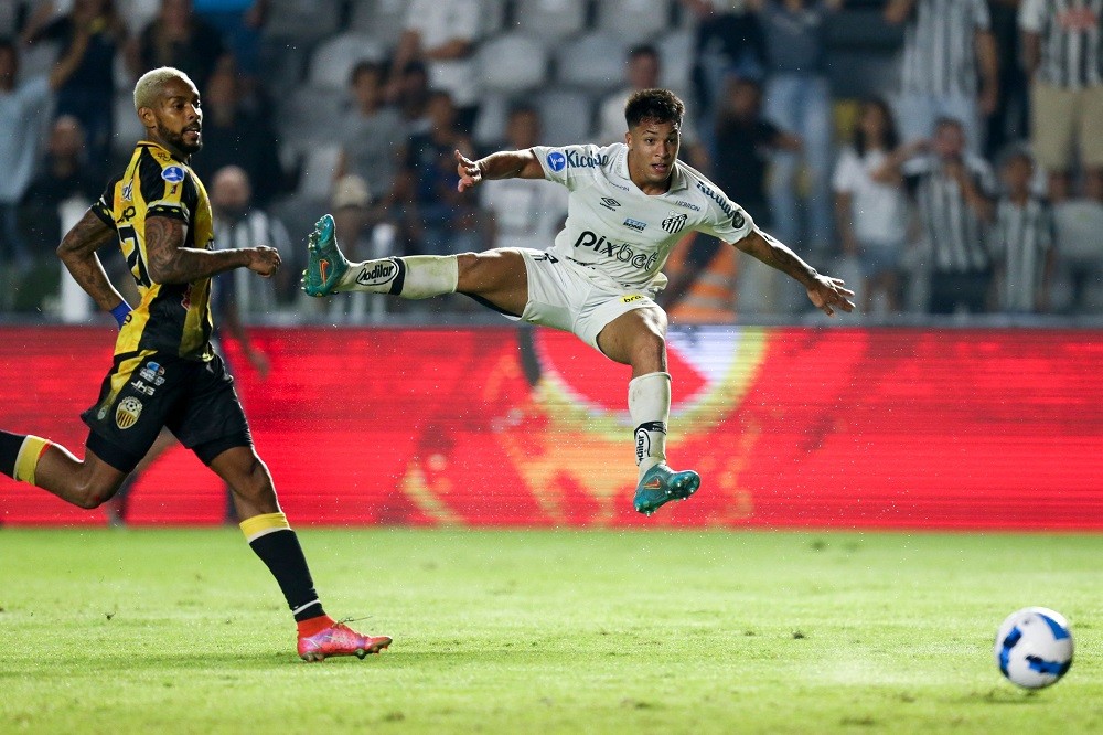 Venezuela's Tachira Azmahar Ariano (L) and Brazil's Santos Marcos Leonardo (R) vie for the ball during their Copa Sudamericana football tournament ...