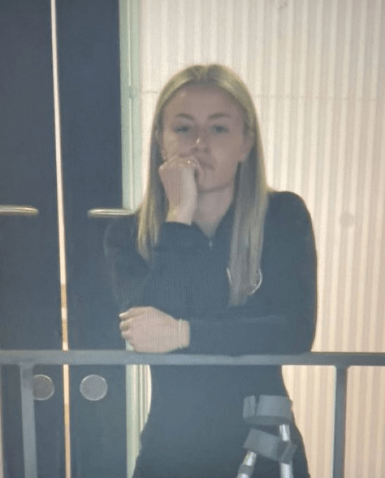 leah williamson crutches 221007