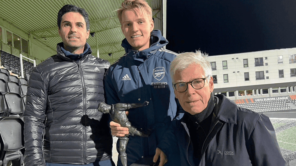 "I'm flabbergasted": Arsenal 23yo reacts to winning prestigious award 2 Martin Odegaard receiving the Kniksen's Honourary Award (Photo via Arsenal.com)