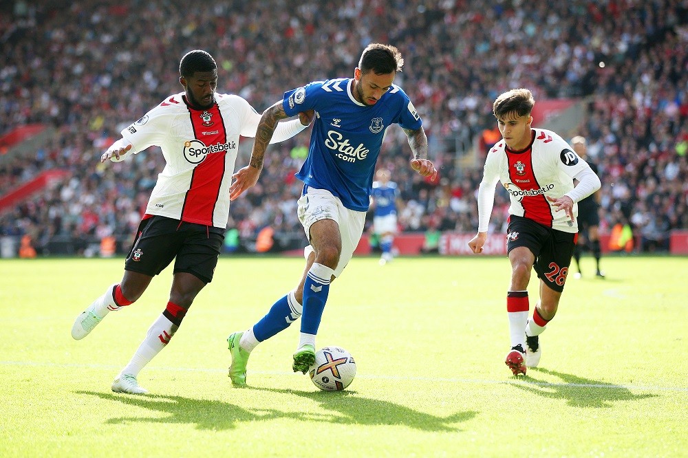 Ainsley Maitland-Niles urges new teammates to be braver 2 SOUTHAMPTON, ENGLAND: Dwight McNeil of Everton is put under pressure by Ainsley Maitland-Niles and Juan Larios of Southampton during the Premier League match between Southampton FC and Everton FC at Friends Provident St. Mary's Stadium on October 01, 2022. (Photo by Steve Bardens/Getty Images)