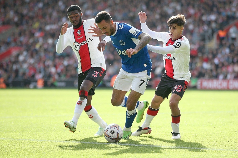 SOUTHAMPTON, ENGLAND: Dwight McNeil of Everton is put under pressure by Ainsley Maitland-Niles and Juan Larios of Southampton during the Premier Le...