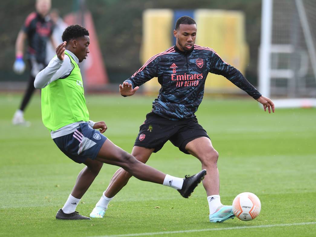 Khayon Edwards plays the ball past Gabriel Magalhaes (Photo via Arsenal.com)