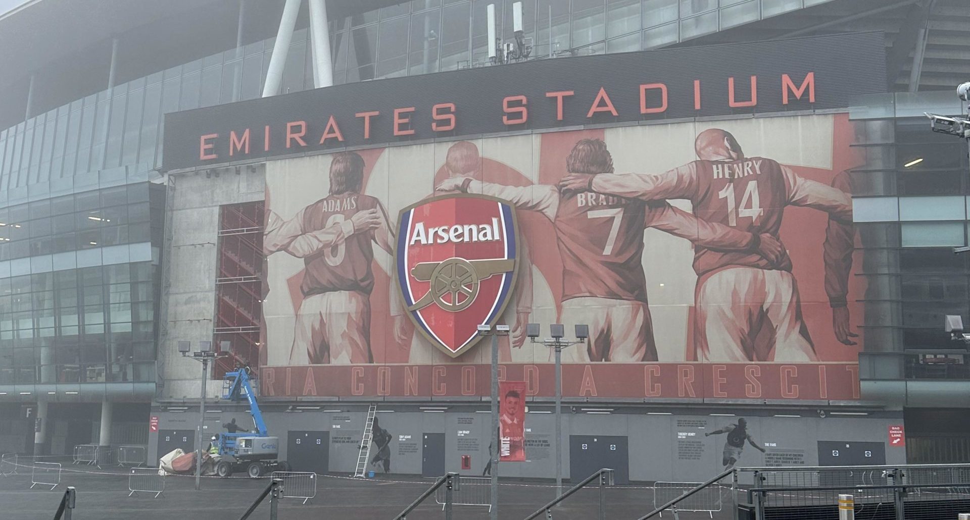 The Emirates Stadium as the exterior artwork is removed (Photo via u/rjbao on Reddit)
