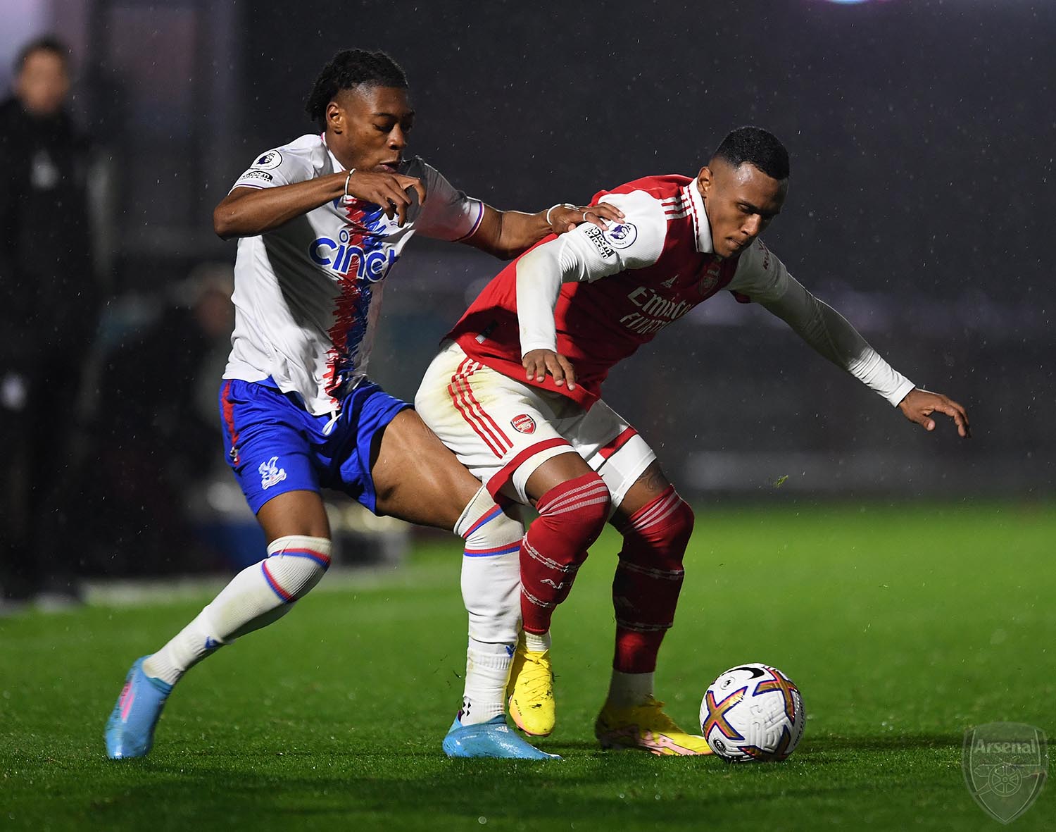 Marquinhos shields the ball for the Arsenal u21s against Crystal Palace (Photo via David Price on Twitter)