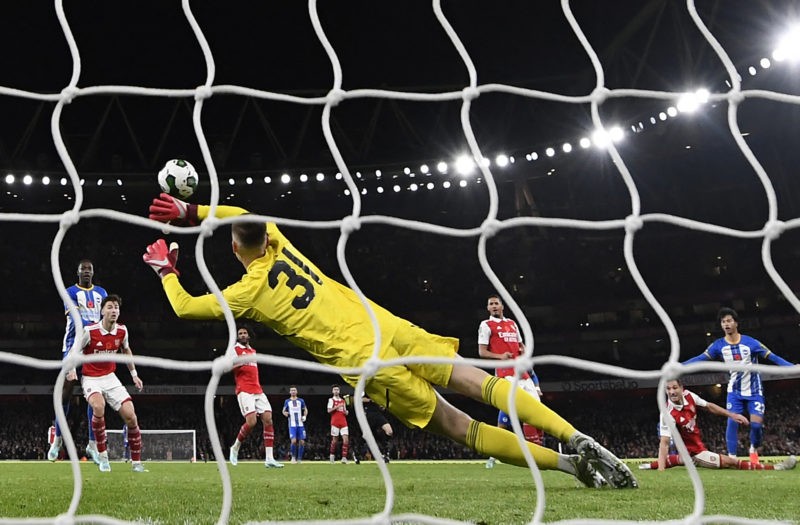 Brighton's Japanese midfielder Kaoru Mitoma (R) scores his team's second goal during the English League Cup third round football match between Arse...