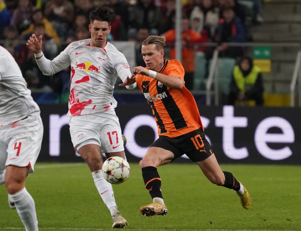 Ornstein: Arsenal have 'very good chance' of signing Mudryk 3 Leipzig's Hungarian midfielder Dominik Szoboszlai (L) and Shakhtar Donetsk's Ukrainian forward Mykhailo Mudryk vie for the ball during the UEFA Champions League Group F football match between Shakhtar Donetsk and RB Leipzig in Warsaw, on November 2, 2022. (Photo by JANEK SKARZYNSKI/AFP via Getty Images)
