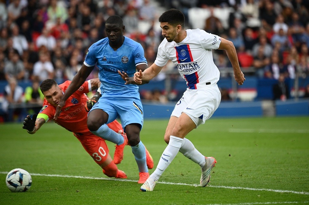 Arsenal interested in 25yo PSG midfielder 2 Paris Saint-Germain's Spanish midfielder Carlos Soler (R) scores his team's first goal during the French L1 football match between Paris Saint-Germain (PSG) and ES Troyes AC at The Parc des Princes Stadium in Paris on October 29, 2022. (Photo by FRANCK FIFE/AFP via Getty Images)